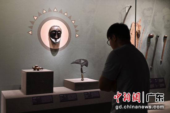 6月13日，游客在广州海事博物馆参观"生生之力——中非文化艺术展"。 　　陈楚红 摄
