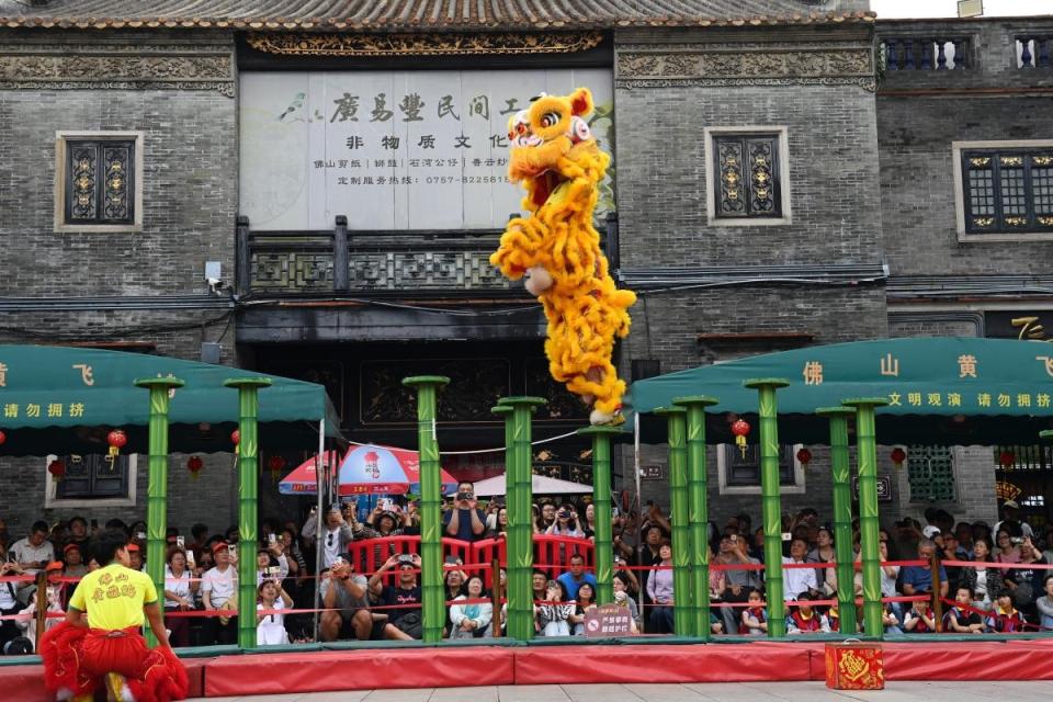  广货行天下，引客入粤来。  从十三行的广绣、广彩，到风靡全国的“珠江水、广东粮、岭南衣、粤家电”，再到以智能手机、机器人 